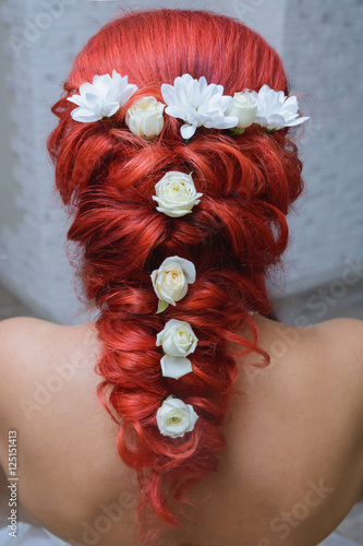 Foto beautiful flowers woven into her hair girl