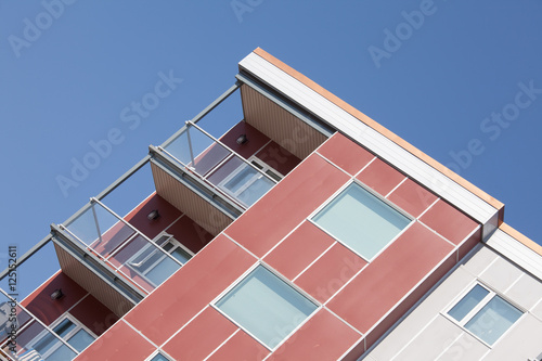 Φωτογραφία Upper story corner high rising apartment building
