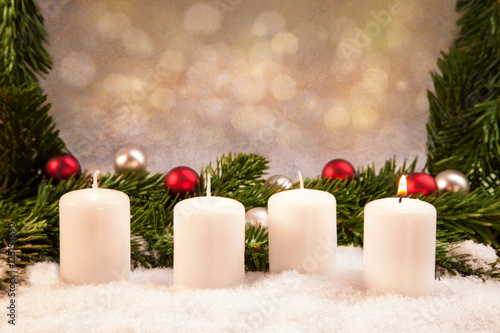 erster Advent vier Kerzen auf Schnee, Textfreiraum photo