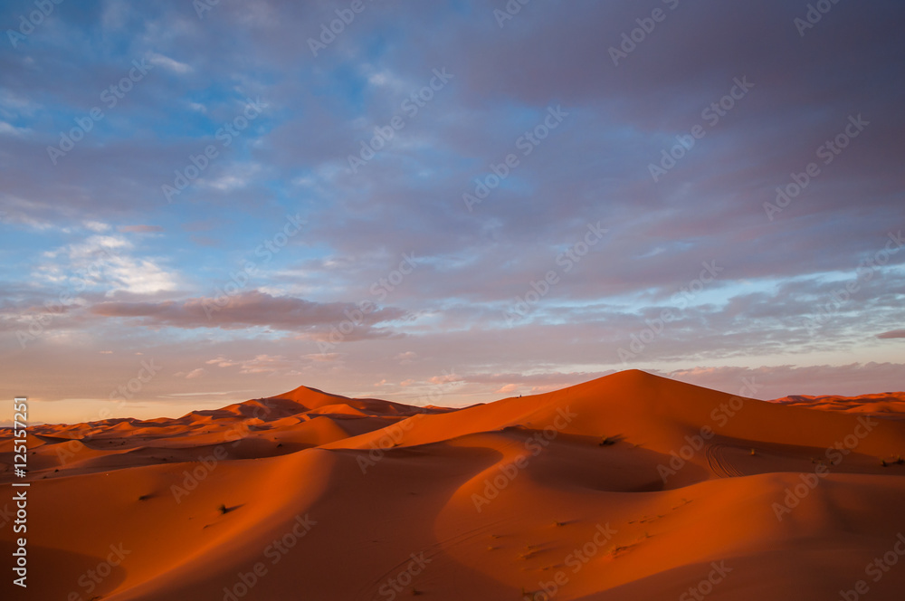 Sonnenuntergang über den Dünen der Sahara bei Merzouga (Erg Chebbi); Marokko