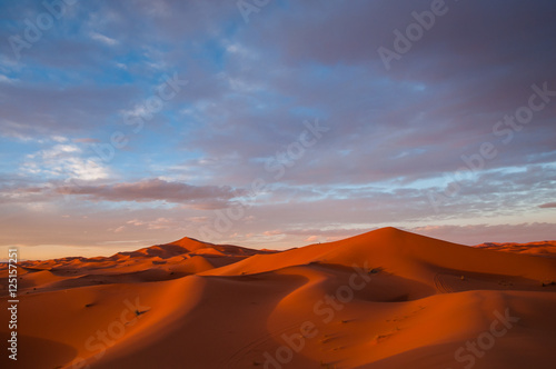 Sonnenuntergang über den Dünen der Sahara bei Merzouga (Erg Chebbi); Marokko