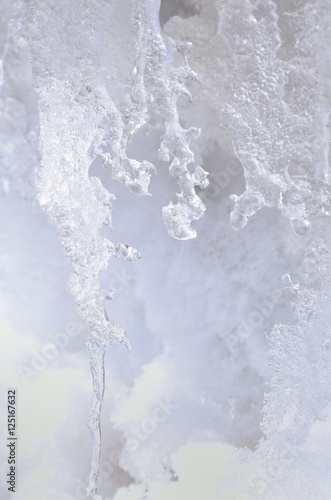 雪と氷柱 冬イメージ 