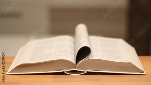 aufgeschlagenes Buch