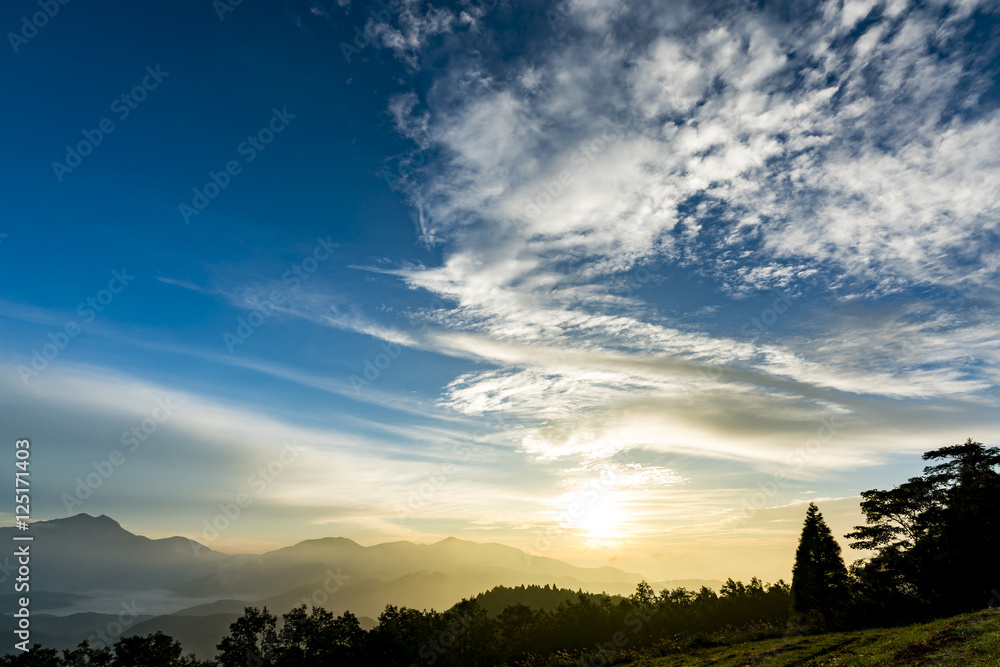 Fototapeta premium 湯布院の夜明 朝霧