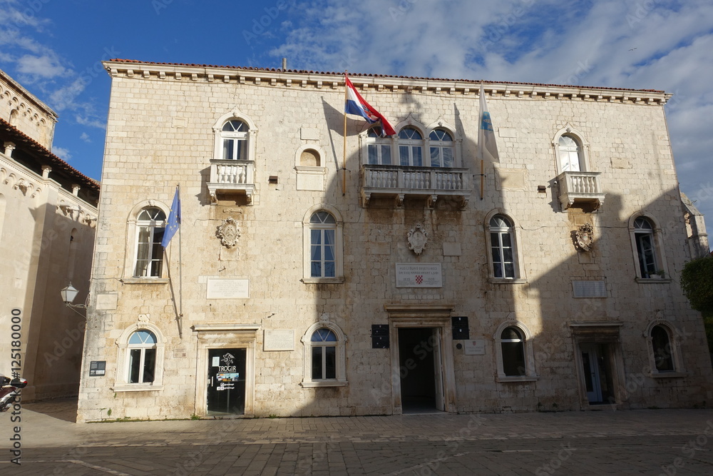 トゥロギールの市庁舎
