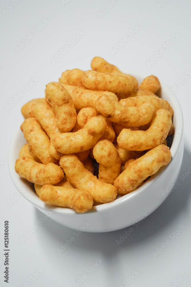 Erdnussflips in einer weissen Schale Erdnussflips in einer weissen Schale