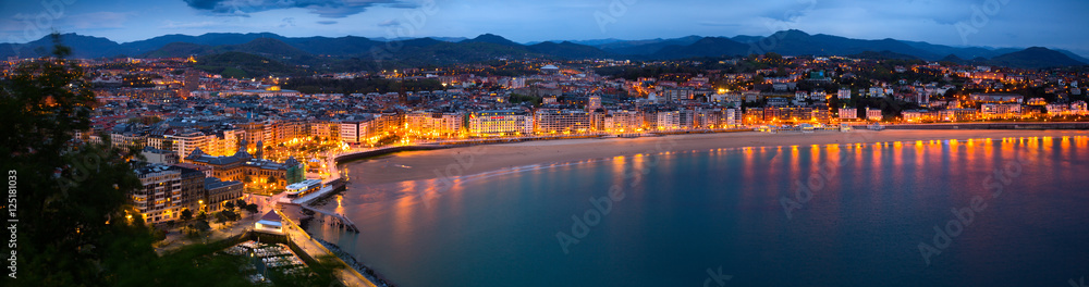 Obraz premium Panorama San Sebastian w nocy