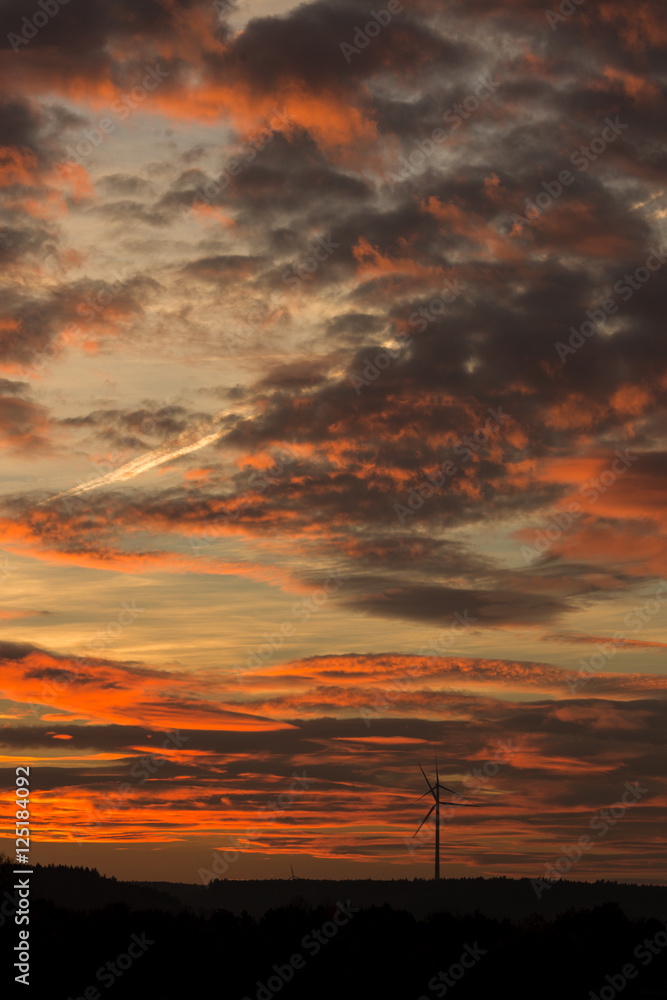 Windrad im Sonnenuntergang mit Wolken Windrad im Sonnenuntergang mit Wolken