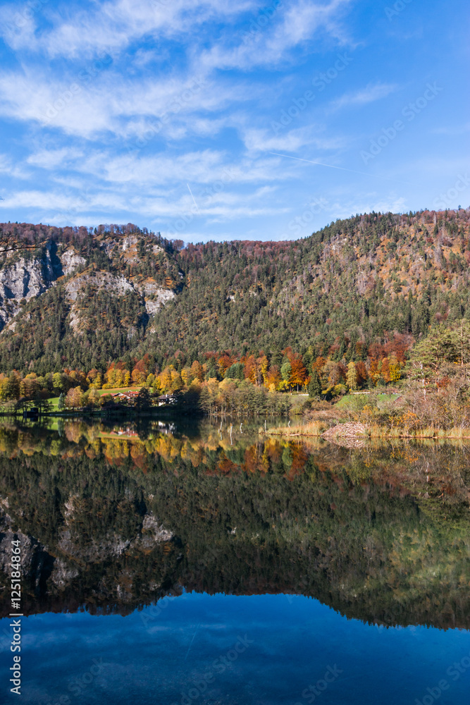 Thumsee im Herbst, spiegelndes Wasser und farbenfrohe Bäume
