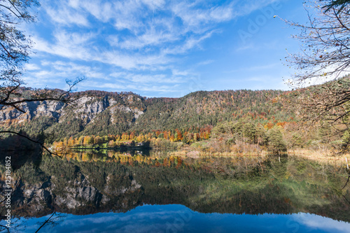 Thumsee im Herbst, spiegelndes Wasser und farbenfrohe Bäume