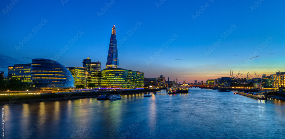 Fototapeta Londyn Cityscape i Shard o zachodzie słońca HDR