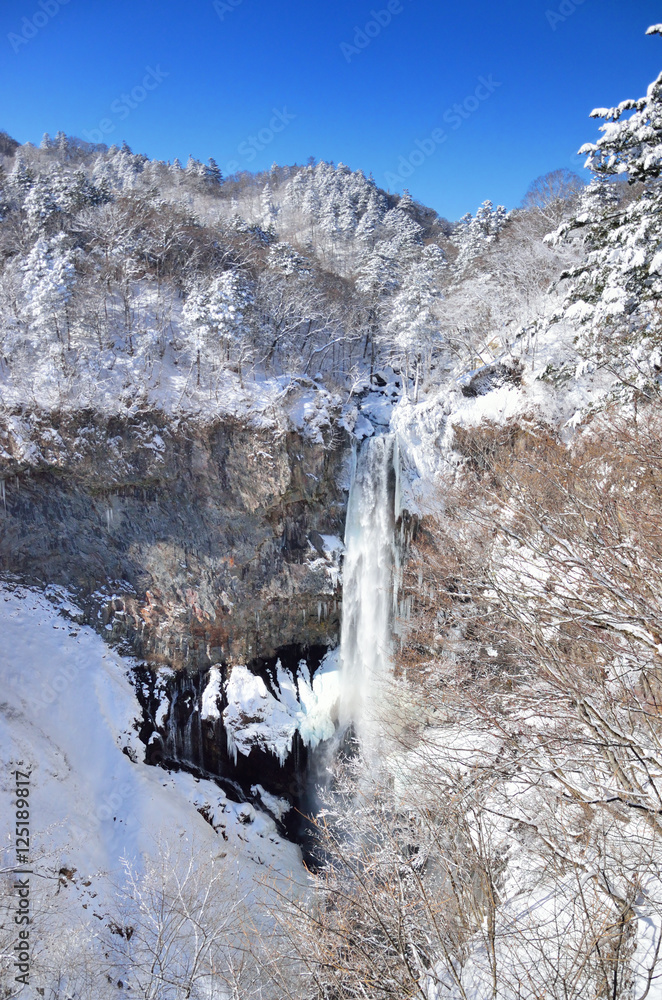 Fototapeta premium 冬晴れの雪景色と日光華厳の滝