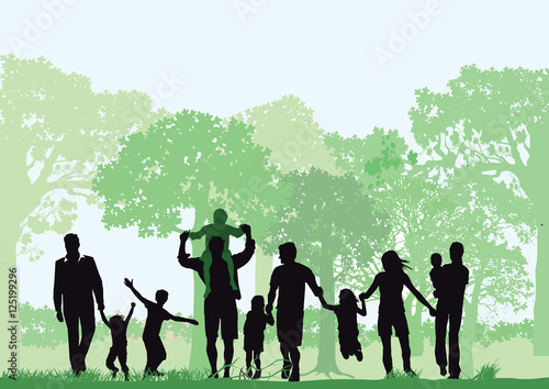 Familien mit Kinder im Wald