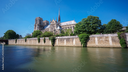 Notre dame and Seine river, long exposure