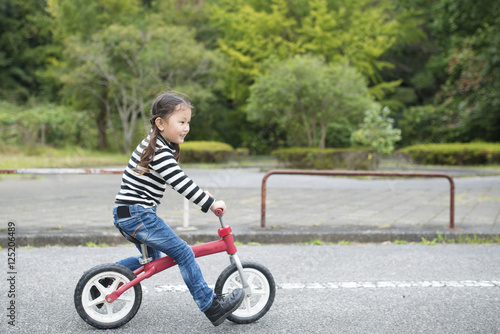 自転車に乗る女の子 © hakase420