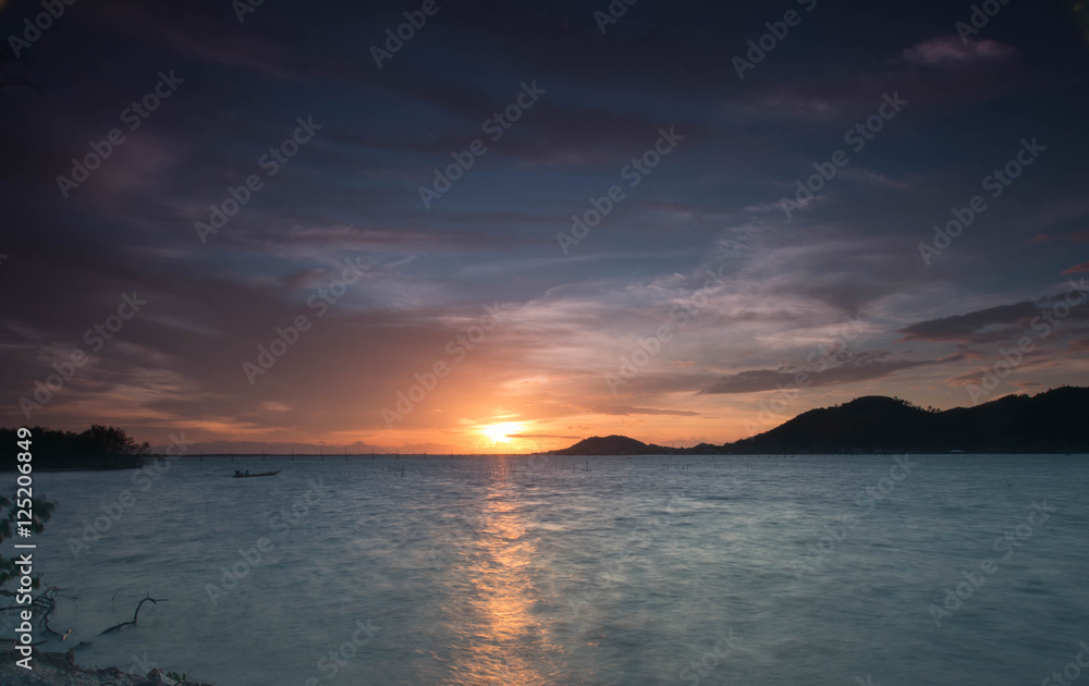 Fototapeta premium Sunset at Yo Island, Songkhla, Thailand
