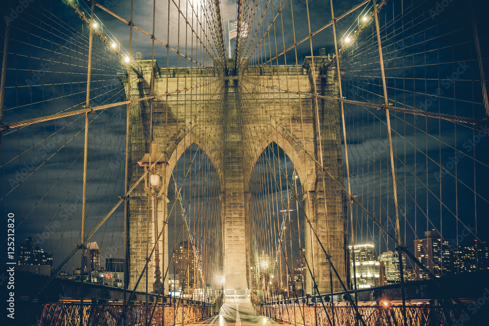 Naklejka premium Brooklyn Bridge, New York City w nocy z rocznika filtr tonów