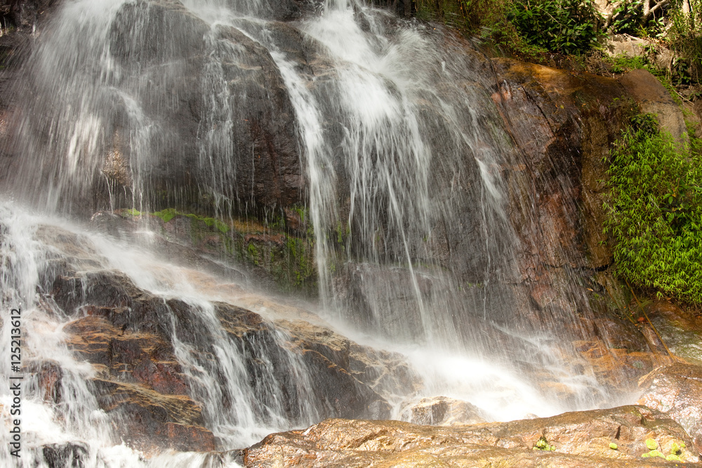 Fototapeta premium cascades dans les rochers