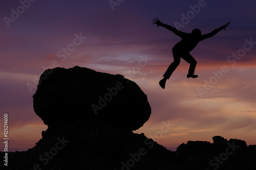 Fotografía saut dynamisme énergie contre jour silhouette homme libre liber