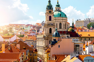 Fototapete Prag Stadtbildansicht auf die kleinere Stadt mit der Sankt-Nikolaus-Kirche in Prag-Stadt  © rh2010