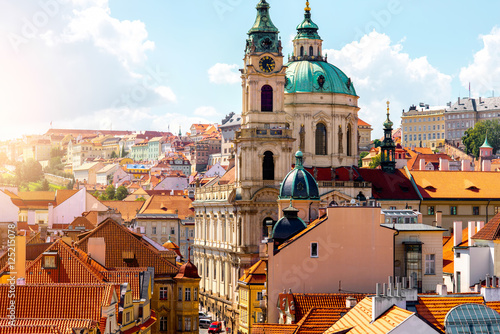 Photo Cityscape view on the lesser town with saint Nicholas church in Prague city