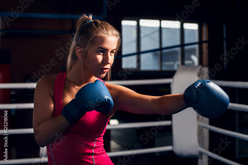 Woman boxing © Nomad_Soul