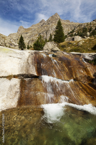 cascades dans les montagnes