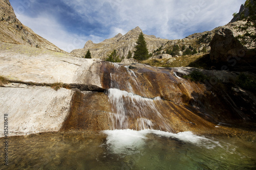 cascade d'eau transparente dans les rochers en montagne