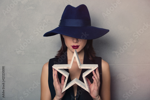 Plakat kobieta w kapeluszu w kształcie gwiazdy