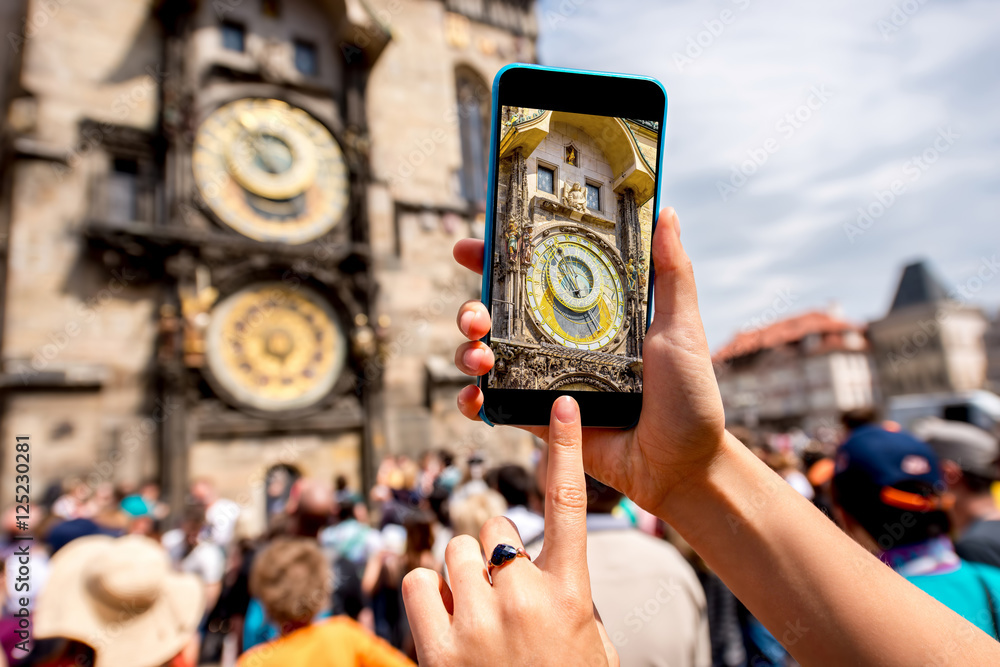 Obraz premium Photographing with smart phone a famous astronomical clock on the town hall in Prague city