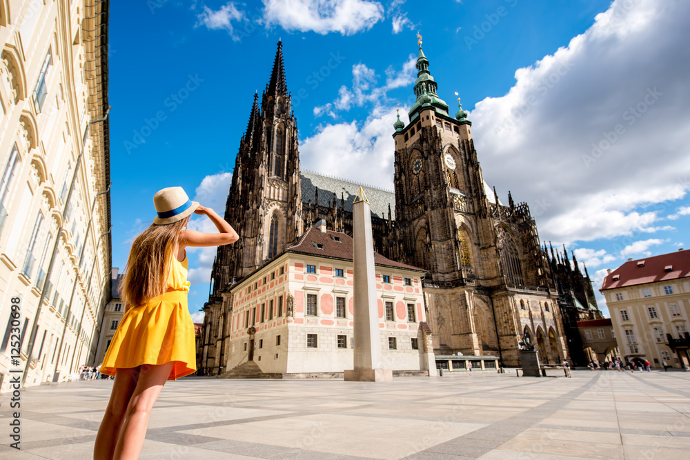 Fototapeta premium Młoda turystka kobieta przed katedrą Wita na starym mieście w Pradze. Wspaniałe wakacje w Czechach