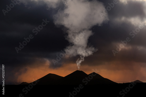volcan montagne fumée irruption volcanique ciel orage feu terre