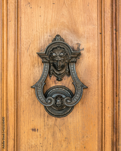 Door knoker on an old wodden door