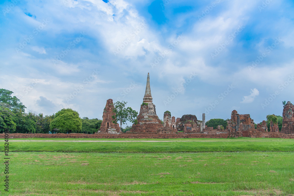 Obraz premium Wat Mahathat temple, Ayutthaya Historical Park, Phra Nakhon Si A