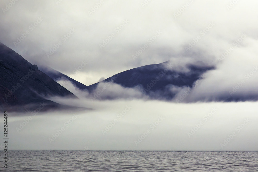 Туман в горах у моря на Чукотке