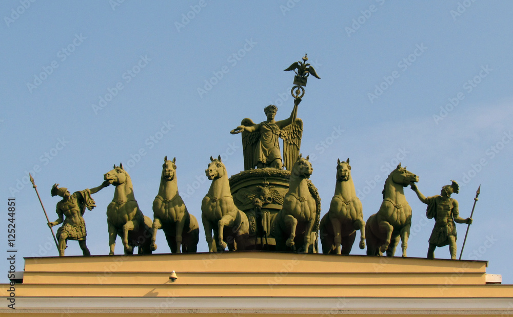 Obraz premium Arch with horses in St. Petersburg on a background of blue sky