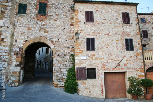 Fototapeta Naklejka Na Ścianę i Meble -  The door in the walls of the old medieval burg of Trequanda, Siena, Tuscany Italy 
