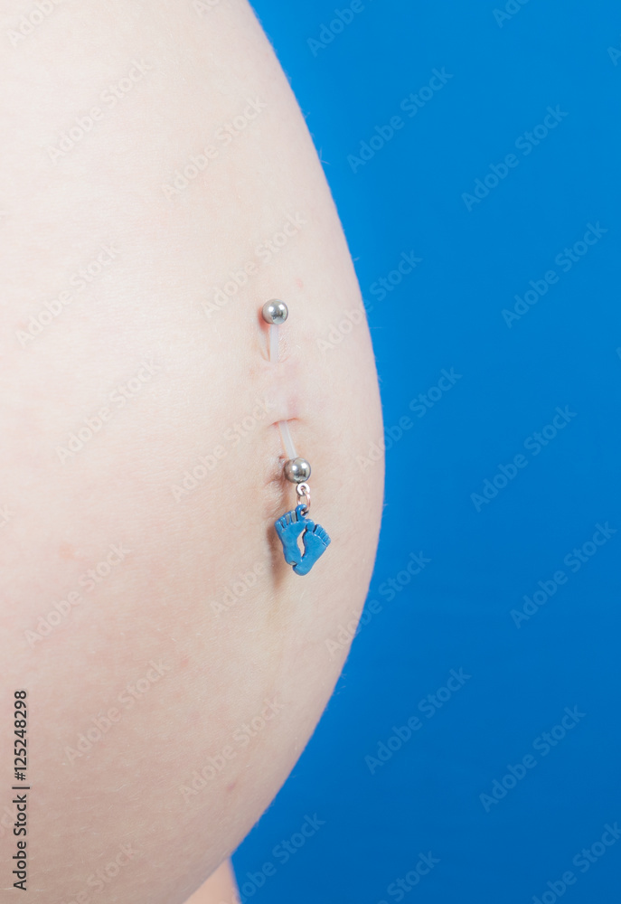 Babybauch mit Piercing