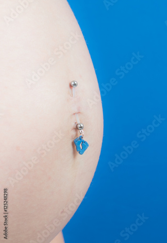 Obraz na płótnie Babybauch mit Piercing w salonie