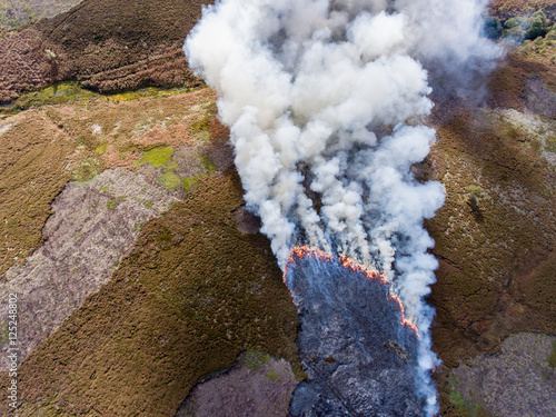 Fotografía From above: thick white smoke from burning heather. Derbyshire