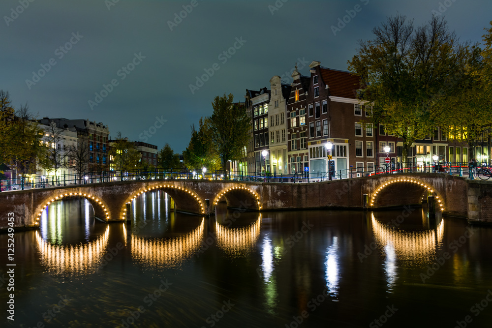 オランダ・アムステルダムの運河　夜景