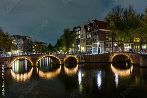 オランダ・アムステルダムの運河 夜景