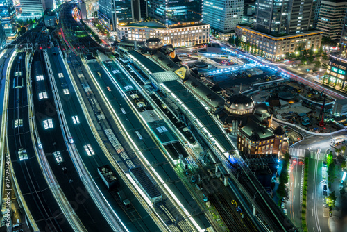 東京駅上空から見た電車と車の光跡