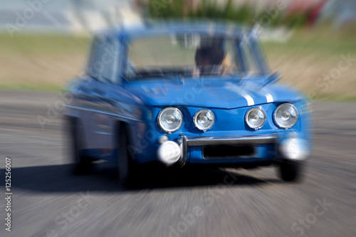 Coup de zoom sur une voiture rétro bleue. photo