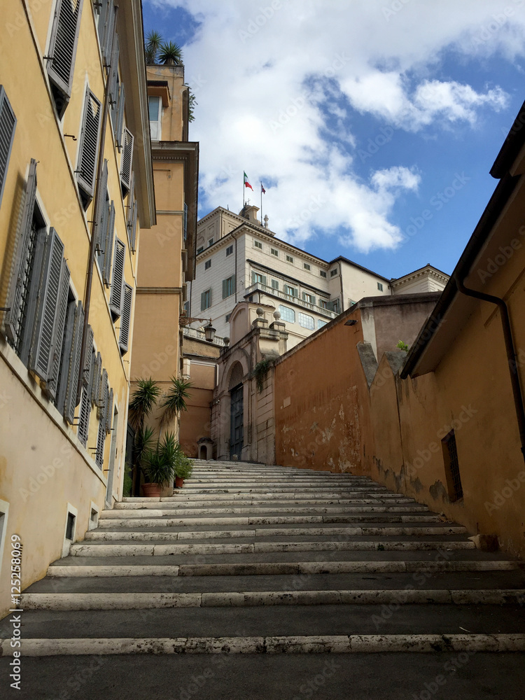 Via dello Scalone, vista sul Palazzo del Quirinale, Roma, Italia. 9-10-2016. Dal 1946 è la residenza ufficiale del presidente della Repubblica Via dello Scalone, vista sul Palazzo del Quirinale, Roma, Italia. 9-10-2016. Dal 1946 è la residenza ufficiale del presidente della Repubblica
