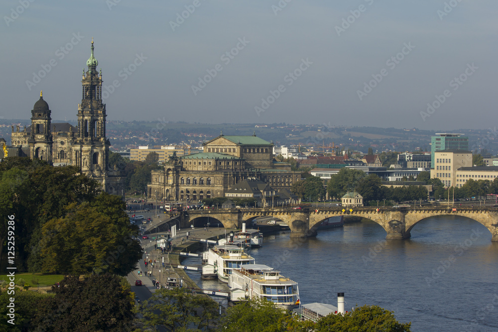 Ansicht auf Elbufer in Dresden