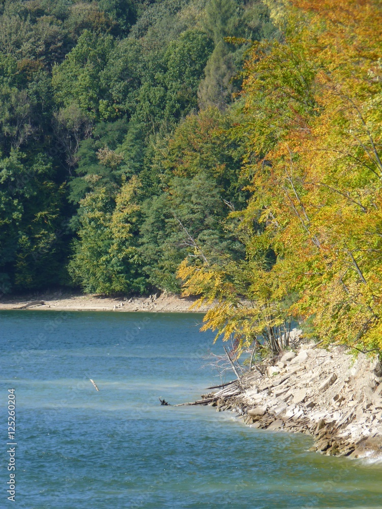 Jesień nad jeziorem. Solina. Bieszczady Jesień nad jeziorem. Solina. Bieszczady