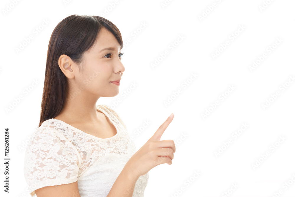 指示する笑顔の女性 指示する笑顔の女性
