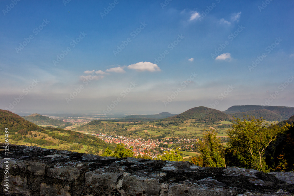 Blick von der Burgruine Reußenstein ins Tal