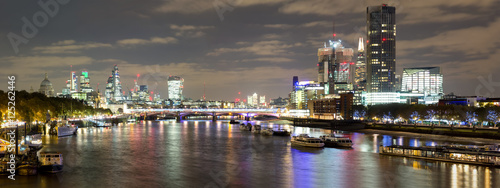 Panorama von der City of London bei Nacht